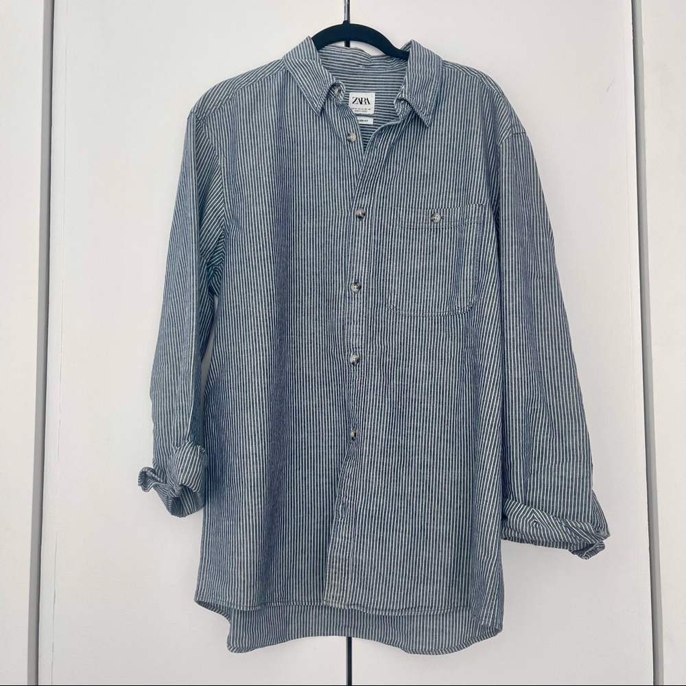 Zara Men’s Button Down Shirt 
blue & white stripe
Size Medium (Relaxed Fit)